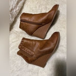 Women’s bootie.
